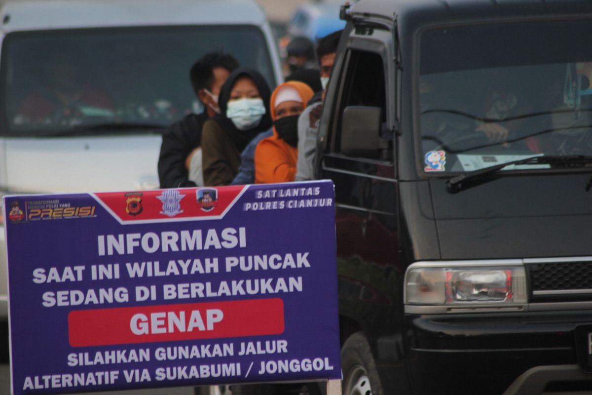 Setiap akhir pekan di masa PPKM level 2 di Kabupaten Cianjur, Jawa Barat, petugas memberlakukan sistem ganjil genap di jalur Puncak.