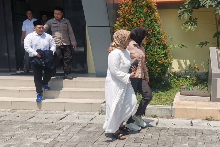 Pasangan pembuang bayi saat menuju Masjid Al Aziz di Mapolres Gresik, Jawa Timur, untuk melangsungkan acara pernikahan, Kamis (5/10/2023)