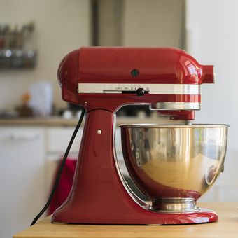 Ilustrasi stand mixer. 