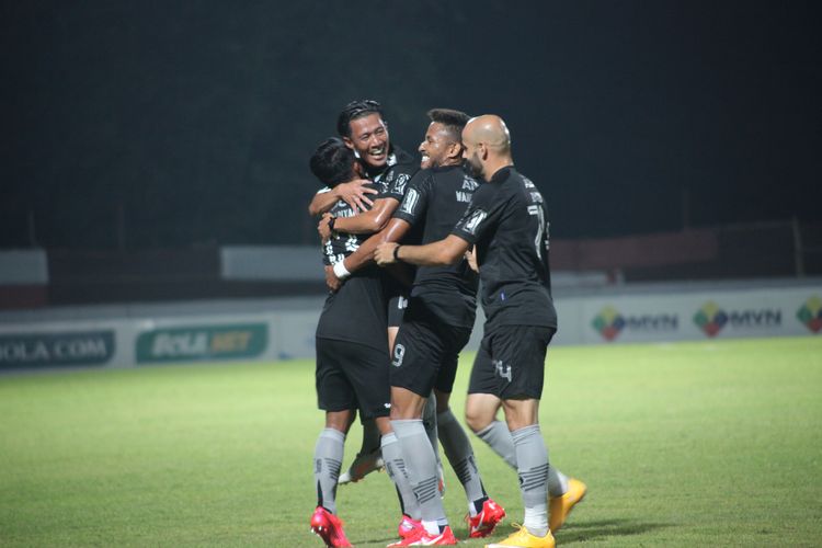 Winger Persib Bandung, Febri Hariyadi, mendapatkan pelukan dari rekan-rekannya seusai mencetak gol dalam pertandingan Liga 1 melawan Bhayangkara FC, Sabtu (16/10/2021). 