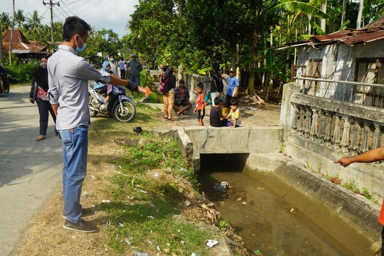Polisi mengecek lokasi penemuan bayi di saluran irigasi Desa Lajer, Kecamatan Ambal, Kabupaten Kebumen, Jawa Tengah, Senin (17/5/2021).