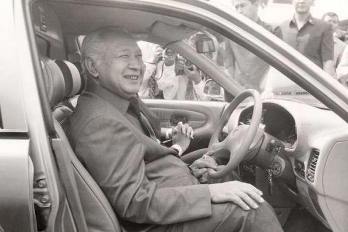 Presiden Soeharto sedang mencoba mobil hadiah dari PM Malaysia Mahathir Muhamad, di Jakarta, 19 Mei 1994.