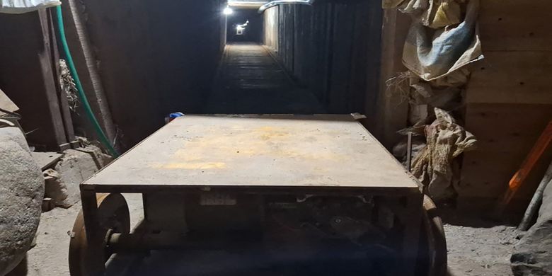 Foto yang dirilis oleh Sekretariat Keamanan dan Perlindungan Warga Negara Meksiko pada 1 Juni 2026 ini menunjukkan pintu masuk terowongan bawah tanah yang menghubungkan Meksiko dan Amerika Serikat, yang ditemukan oleh Badan Investigasi Kriminal (AIC)