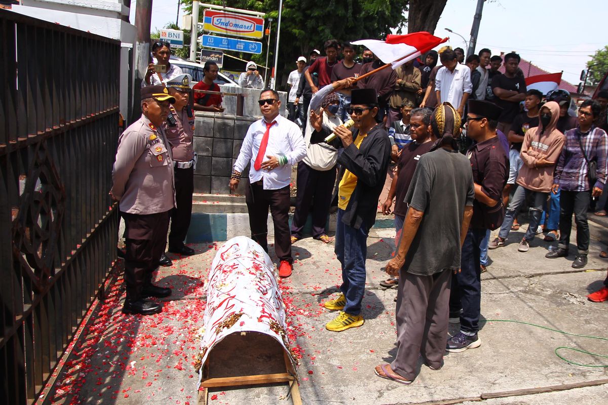 Aksi demonstrasi digelar Forum Penyelamat Demokrasi Kota di kantor KPU dan Bawaslu Kota Pasuruan, Kamis (21/11/2024). Ratusan orang yang ikut demo mendesak agar Pilkada Kota Pasuruan dilakukan secara fair, tidak menguntungkan satu paslon. 