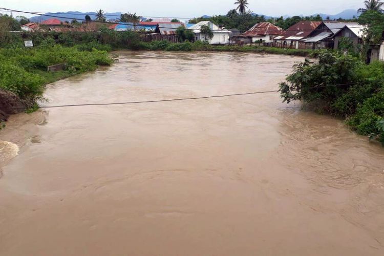 Kondisi sungai Bolango yang meluap di wilayah Kelurahan Donggala Kota Gorontalo. Rumah warga di sisi sungai ini terendam banjir