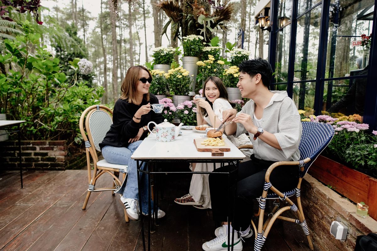 Sejumlah pengunjung tengah menikmati hidangan di kafe yang berada di sekitaran Orchid Forest Cikole, Lembang, Bandung Barat.