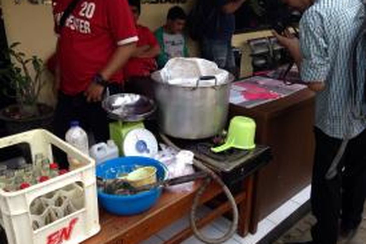 Sejumlah peralatan yang digunakan pelaku pembuat madu palsu diamankan Polres Kabupaten Tangerang, Kamis (2/7/2015). 