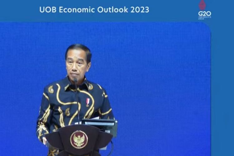 Indonesia's President Joko Widodo delivers his speech during the UOB Economic Outlook 2023 at Hotel Indonesia Kempinski, Jakarta, on Thursday September 29, 2022. 