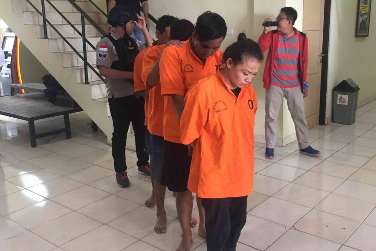 Para tersangka pembobol rumah di Kompleks Perumahan Alam Sutera, Tangerang Selatan, telah tujuh kali melakukan aksinya dengan modus yang sama di berbagai tempat. Empat tersangka, yaitu Riski Pratama, Abdul, Ono, dan Nuraniati, menggunakan mobil Toyota Fortuner serta berpakaian perlente untuk membobol tujuh rumah yang berada di Alam Sutera Tangsel, Depok, dan Bekasi, Senin (14/1/2019).