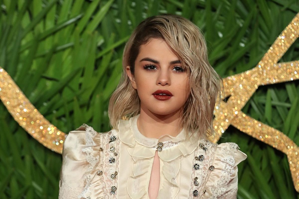 Artis musik Selena Gomez berpose di karpet merah British Fashion Awards 2017 di London, pada 4 Desember 2017.