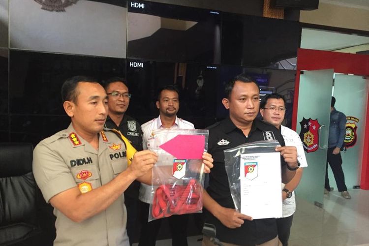 Kapolresta Palembang Kombes Pol Didi Hayamansyah menujukkan barang bukti terkait kasus penganiayaan siswa SMA Taruna Indonesia, Kamis (8/8/2019). Dalam kasus tersebut AS (16) yang merupakan senior sekolah ditetapkan sebagai tersangka penganiayaan WJ.