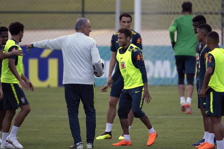 Pelatih Brasil, Tite, berbicara dengan Neymar dalam sesi latihan di Granja Comary training centre, Teresopolis, Rio de Janeiro, Brasil pada 24 Mei 2018.
