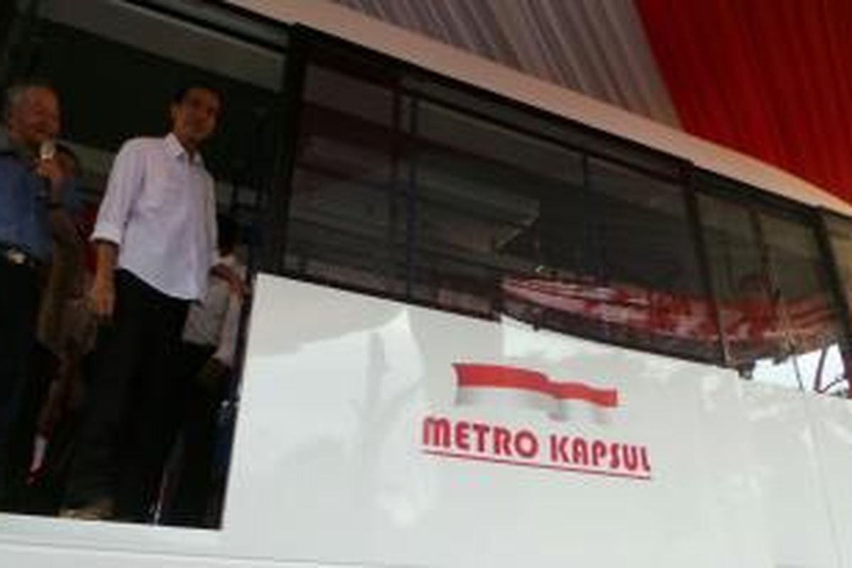 Gubernur Jakarta Joko Widodo meninjau pabrik pembuatan Metro Kapsul di Subang, Jawa Barat, Kamis (2/4/2014).