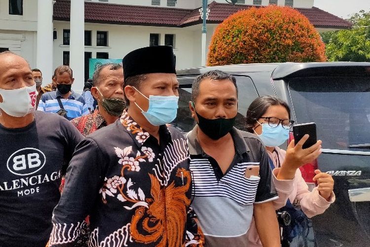 Terpidana kasus kekarantinaan kesehatan karena menggelar konser dangdut  Wasmad Edi Susilo usai menjalani sidang vonis di Pengadilan Negeri Tegal, Selasa (12/1/2021)