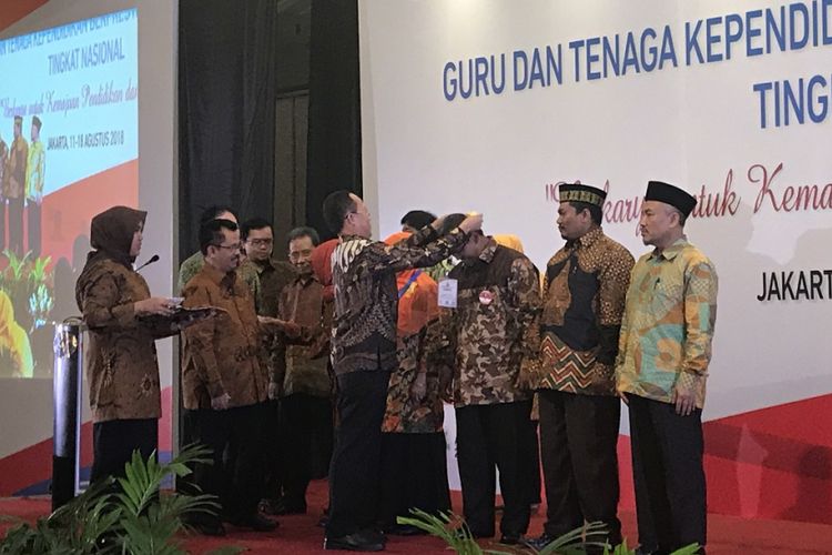 Pembukaan acara Pemilihan Guru dan Tenaga Kependidikan Berprestasi dan Berdedikasi tingkat nasional di Hotel Sahid Jakarta, Minggu (12/8/2018)