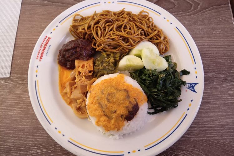 Ilustrasi seporsi nasi Padang lengkap dengan mi Lemonilo rasa Rendang di Restoran Sederhana.