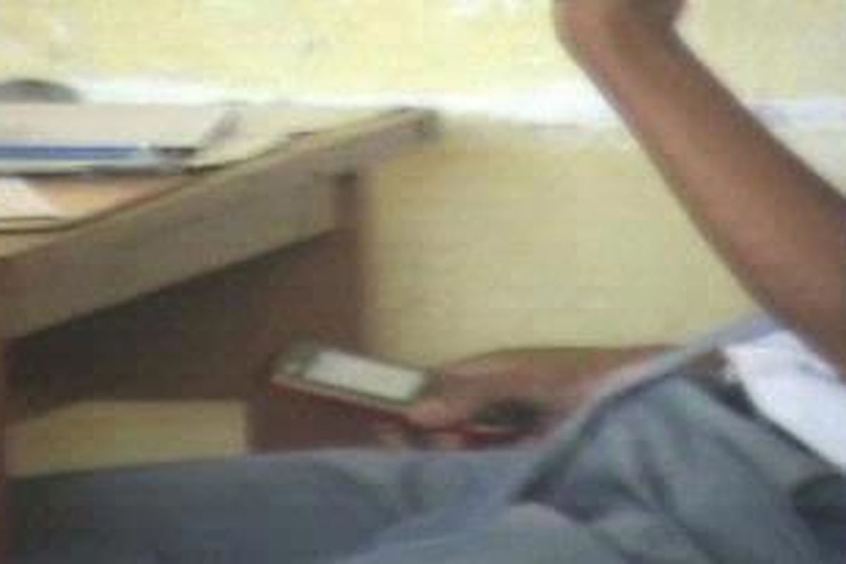 Ujian nasional hari kedua, Selasa (19/4/2011), di Polewali Mandar, Sulbar, diwarnai sejumlah kecurangan seperti contek-contekan dan pemakaian ponsel meskipun ada pengawas ujian. 