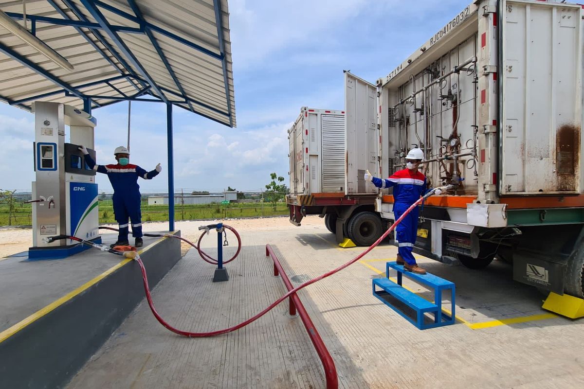 Petugas melakukan pengisian CNG ke truk pengangkut di Jiken Blora