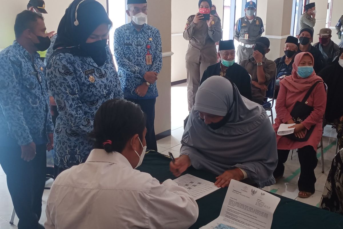Wali Kota Batu, Dewanti Rumpoko meninjau warga yang mengantri untuk mendapatkan bantuan langsung tunai (BLT) minyak goreng (migor) dari pemerintah pusat di Kantor Kelurahan Sisir pada Senin (18/4/2022). 