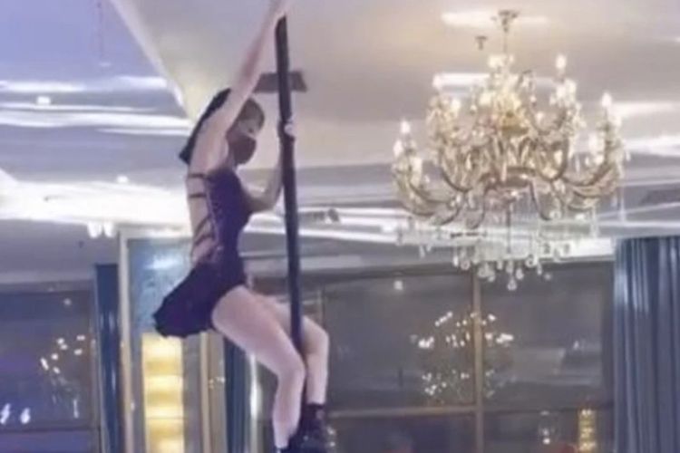 Inilah penampilan seorang penari tiang (pole dance) di sebuah resepsi pernikahan di China. Atraksi itu tak pelak menimbulkan kritikan dari netizen China.