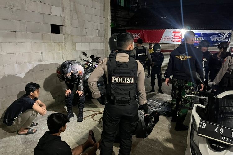 Dua anggota gangster kilometer 29 beserta 12 celurit diamankan Tim Patroli Perintis Presisi Polres Metro Depok di Jalan Pasar Pal, Cimanggis, Depok pada Minggu (23/1/2023).