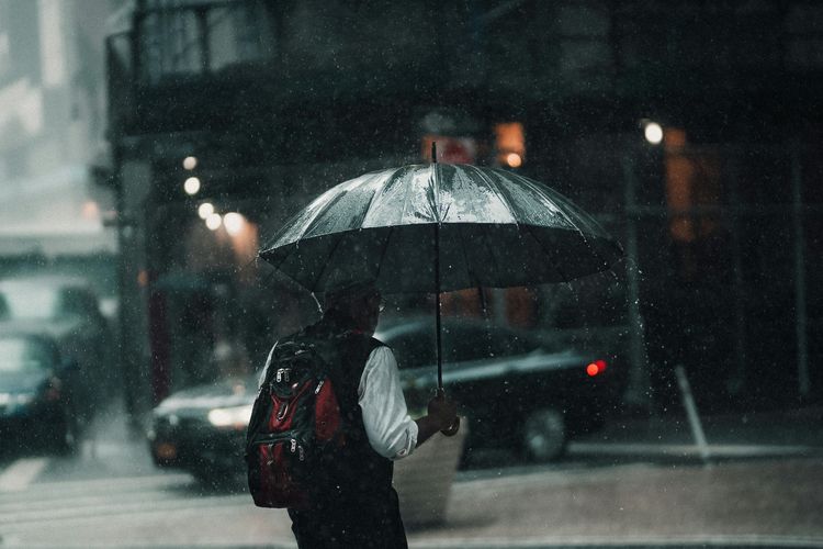 ilustrasi hujan. BMKG memprakirakan hujan ringan hingga sedang di beberapa wilayah di Indonesia hari ini, Juamt (3/10/2025). Hujan ringan terjadi, seperti di Jakarta, Mataram, Palu.