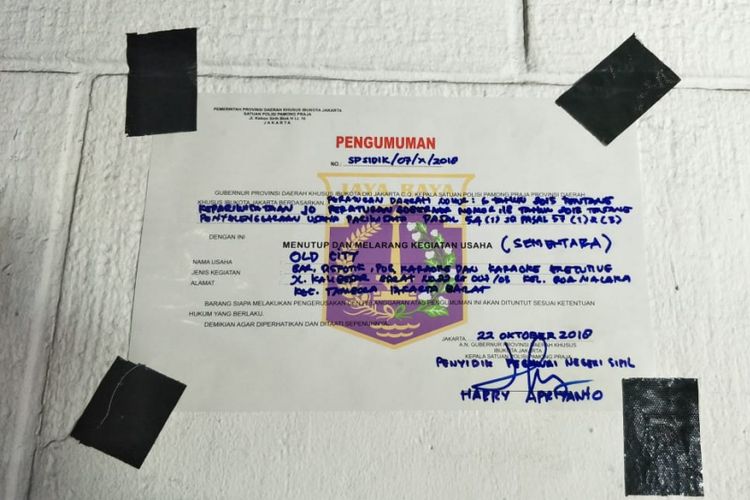 Surat pengumuman penutupan sementara Diskotek Old City di Jalan Kali Besar Barat, Tambora, Jakarta Barat, yang dipasang Satpol PP DKI Jakarta di tiang Diskotek Old City, Senin (22/10/2018) malam.