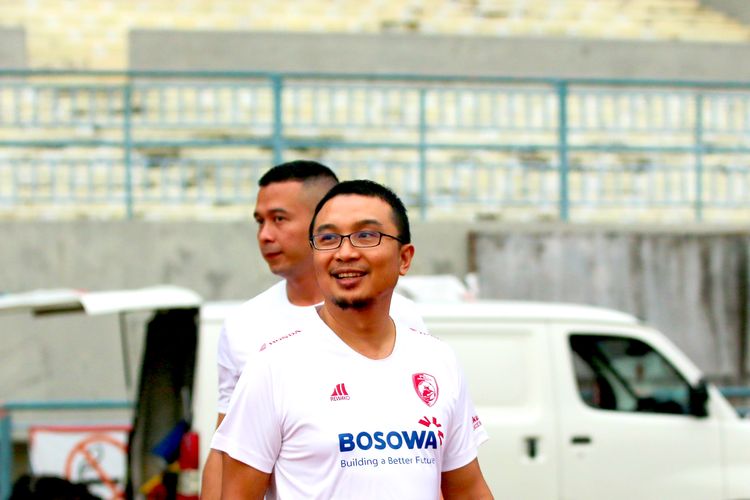 CEO PSM Makassar sebelum fun football di Stadion Gelora Joko Samudro Gresik, Sabtu (4/3/2023) sore. Usai Sarasehan Sepak Bola Nasional bersama PSSI, jajaran petinggi klub Liga 1 dan Liga 2 2022-2023 bermain bola bersama untuk mempererat silaturahmi.