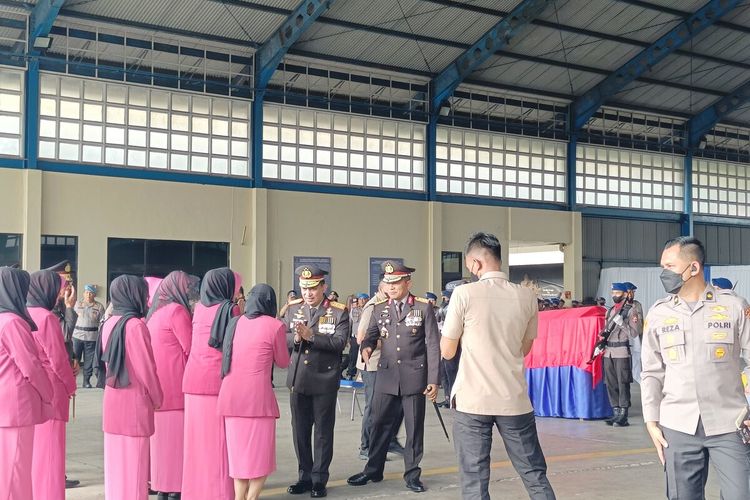 Kepala Kepolisian Negara Republik Indonesia Listyo Sigit Prabowo saat menghadiri acara penyerahan dan pengantaran jenazah korban jatuhnya helikopter P-1103 di lapangan direktorat kepolisian udara di Pondok Cabe, Kota Tangerang Selatan, Rabu (30/11/2022). 