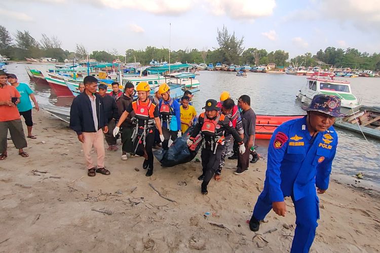 Satu nelayan hilang bernama Sidi (60) saat dibawa di Pelabuhan Jelitik  Sungailiat, Bangka, Kamis (14/3/2024).