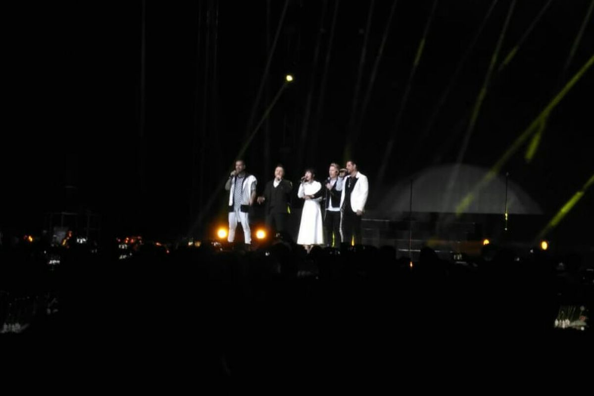 Boyzone dan Isyana Sarasvati (tengah) berkolaborasi dalam konser di Tennis Indoor, Senayan, Jakarta Pusat, Minggu (24/3/2019).