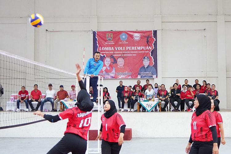 Pertandingan bola voli perempuan Kader PKK antarkecamatan Kota Semarang berlangsung meriah, Sabtu (18/11/2023).