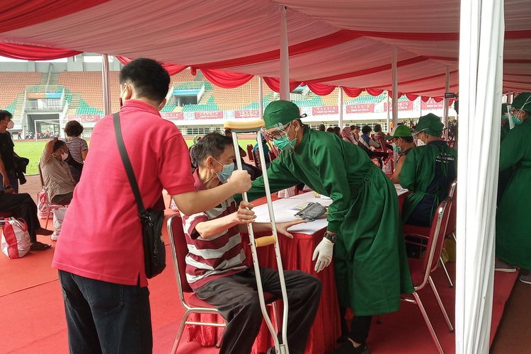 Bupati Bogor Ade Yasin menargetkan vaksinasi Covid-19 di Kabupaten Bogor harus selesai akhir tahun 2021.