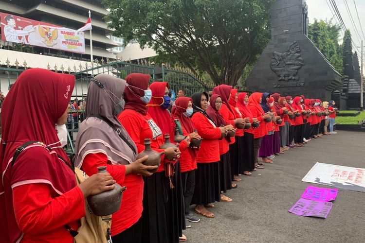 Warga Wadas kontra penambangan menggelar aksi mujahadah dan ruwatan Kendi di halaman kantor gubernur Jawa tengah pada Senin (6/6/2022)