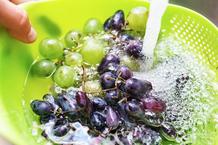 Illustration of washing grapes.