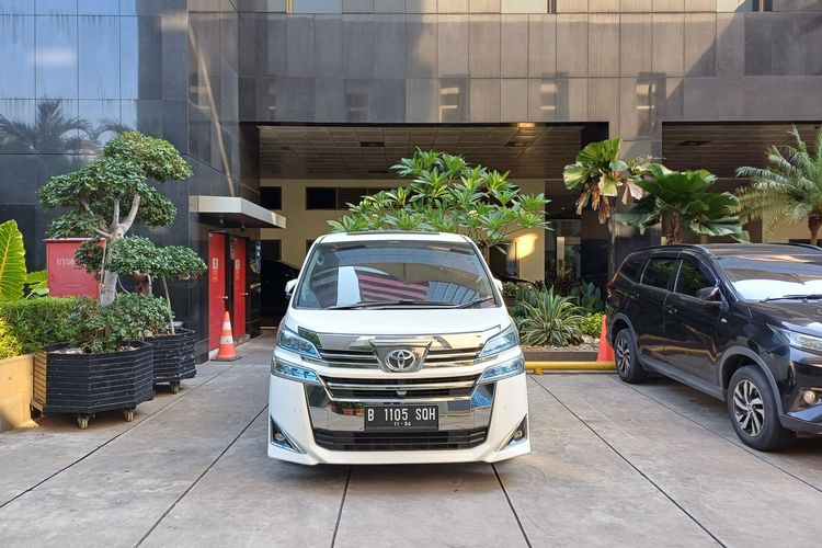 Anak eks Menteri Pertanian Syahrul Yasin Limpo (SYL), Kemal Redindo Syahrul Putra alias Dindo menyerahkan mobil Toyota Vellfire ke Komisi Pemberantasan Korupsi (KPK), Jumat (7/6/2024).
