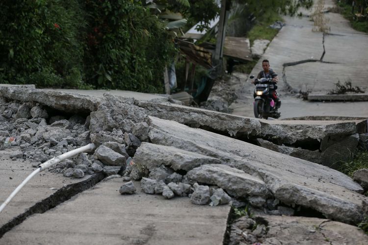 Kondisi kerusakan jalan akibat pergeseran tanah di Kampung Curug, Desa Bojong Koneng, Kecamatan Babakan Madang, Kabupaten Bogor, Jawa Barat, Senin (19/9/2022). Badan Penanggulangan Bencana Daerah (BPBD) setempat mencatat, 71 unit rumah mengalami kerusakan dan 116 orang mengungsi.