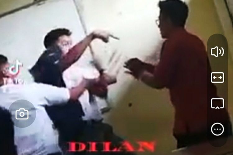 Sebuah video yang mendokumentasikan seorang siswa SMK yang mencak-mencak hendak menghajar gurunya viral di media sosial baru-baru ini.