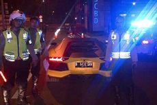 Pecah Ban, Lamborghini Tabrak Pembatas Jalan di Tol Joglo