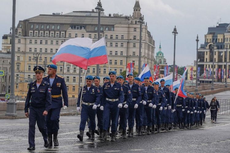 Barisan prajurit VDV (pasukan penerjun elite Rusia) berbaris menuju Red Square di pusat kota Moscow jelang perayaan Russia Day pada 12 Juni 2018.
