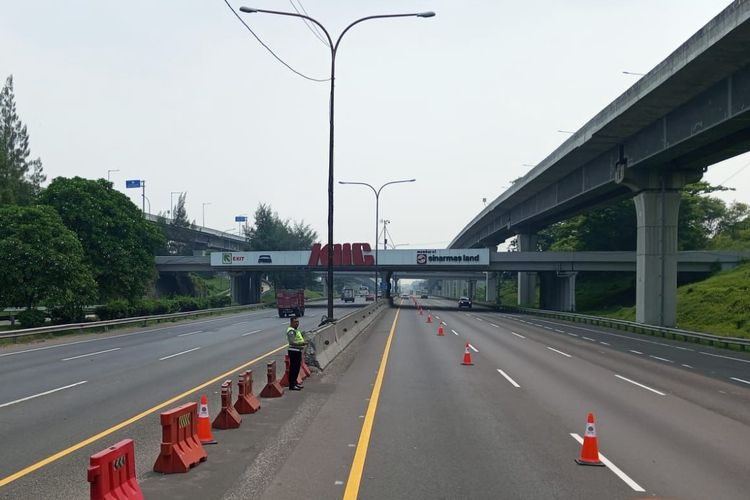 PT Jasamarga Transjawa Tol (JTT) menghentikan pemberlakuan contraflow di ruas Jalan Tol Jakarta-Cikampek dari KM 47 sampai KM 65 arah Cikampek pada Minggu (24/12/2023) pukul 11.05 WIB.