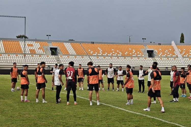Pemain Persija Jakarta melakukan sesi latihan bersama untuk mengecek kondisi lapangan stadion Segiri pada Sabtu (9/5/2026).