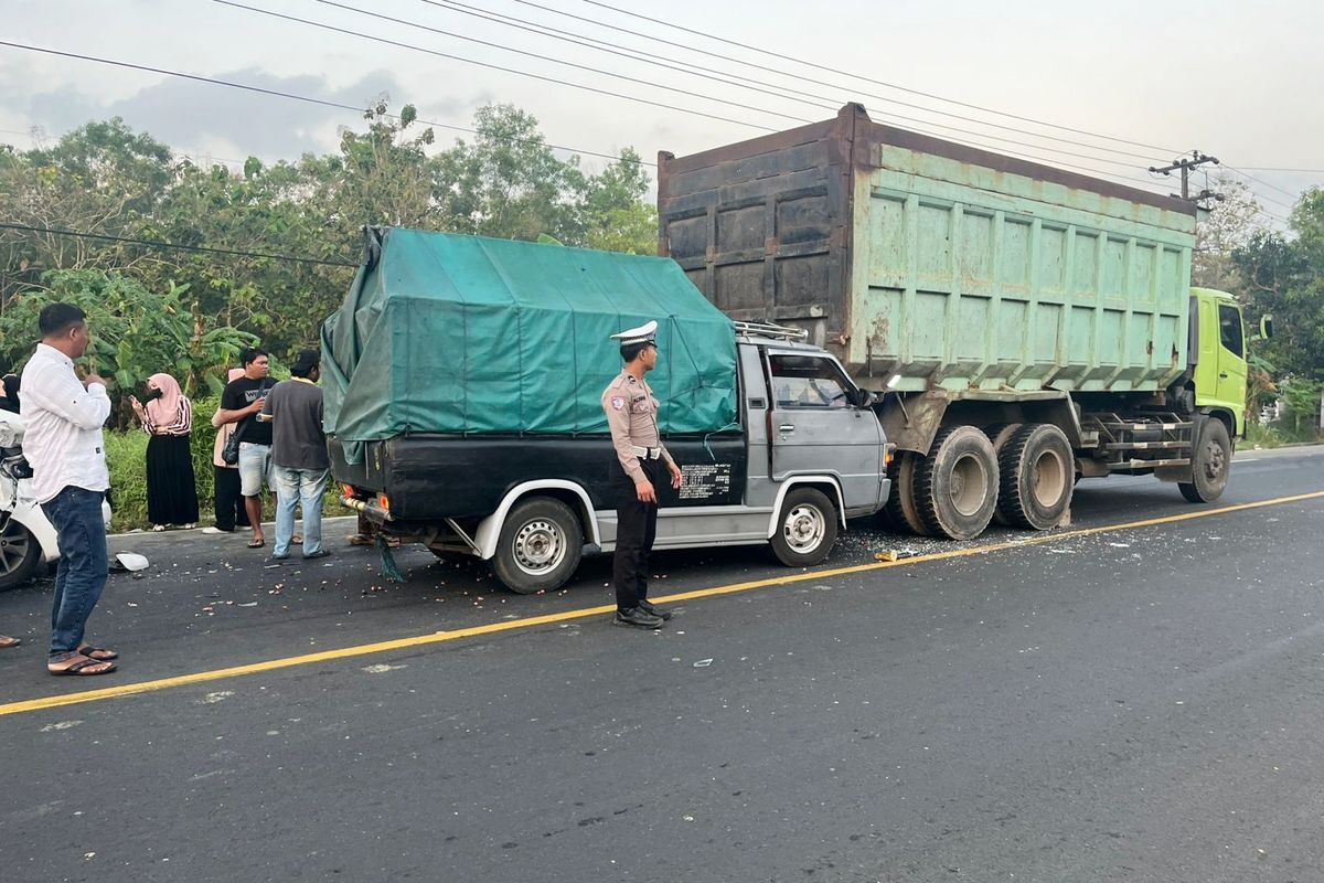 Kecelakaan beruntun yang mengakibatkan tiga kendaraan ringsek di Jalan Raya Pangeleyan, Kecamatan Tanah Merah, Kabupaten Bangkalan, Senin (23/6/2025). 