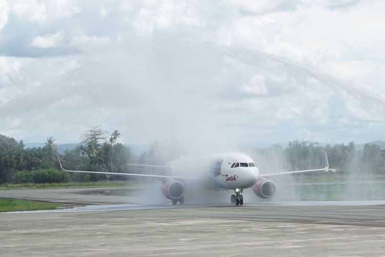 Pesawat Batik Air, saat tiba di Bandara Sentani setelah melayani rute perdana Surabaya-Sentani ketika mendarat dan masuk ke apron Bandara Sentani, Kabupaten Jayapura, Papua, Minggu (24/04/2022).