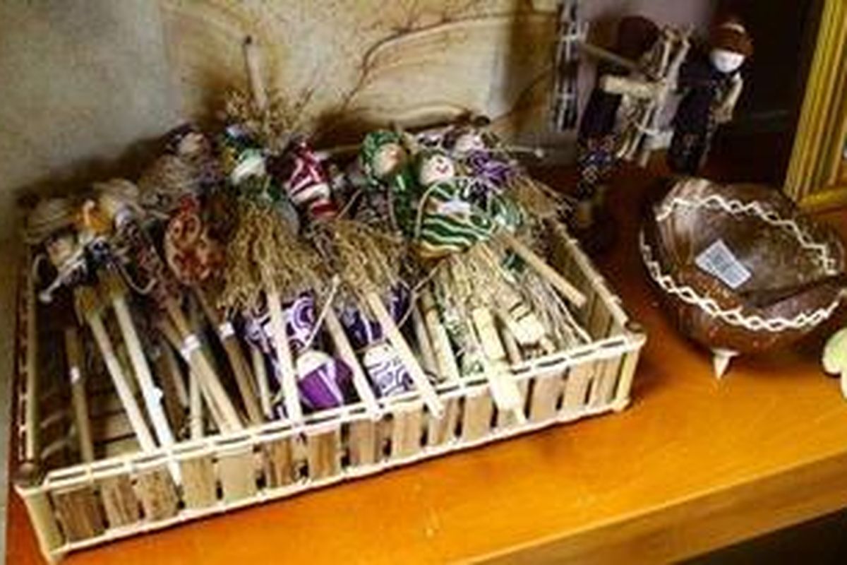 Kerajinan akar wangi di Garut