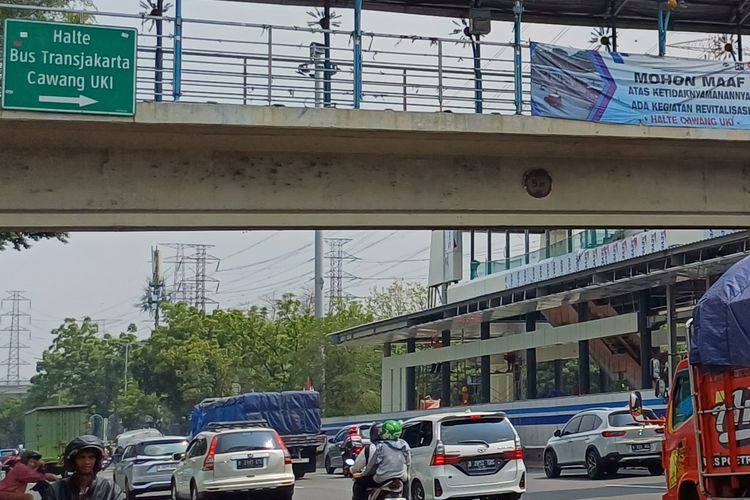 Penampakan jembatan penyeberangan orang (JPO) Halte Cawang Uki, Jakarta Timur, Jumat (17/11/2023).