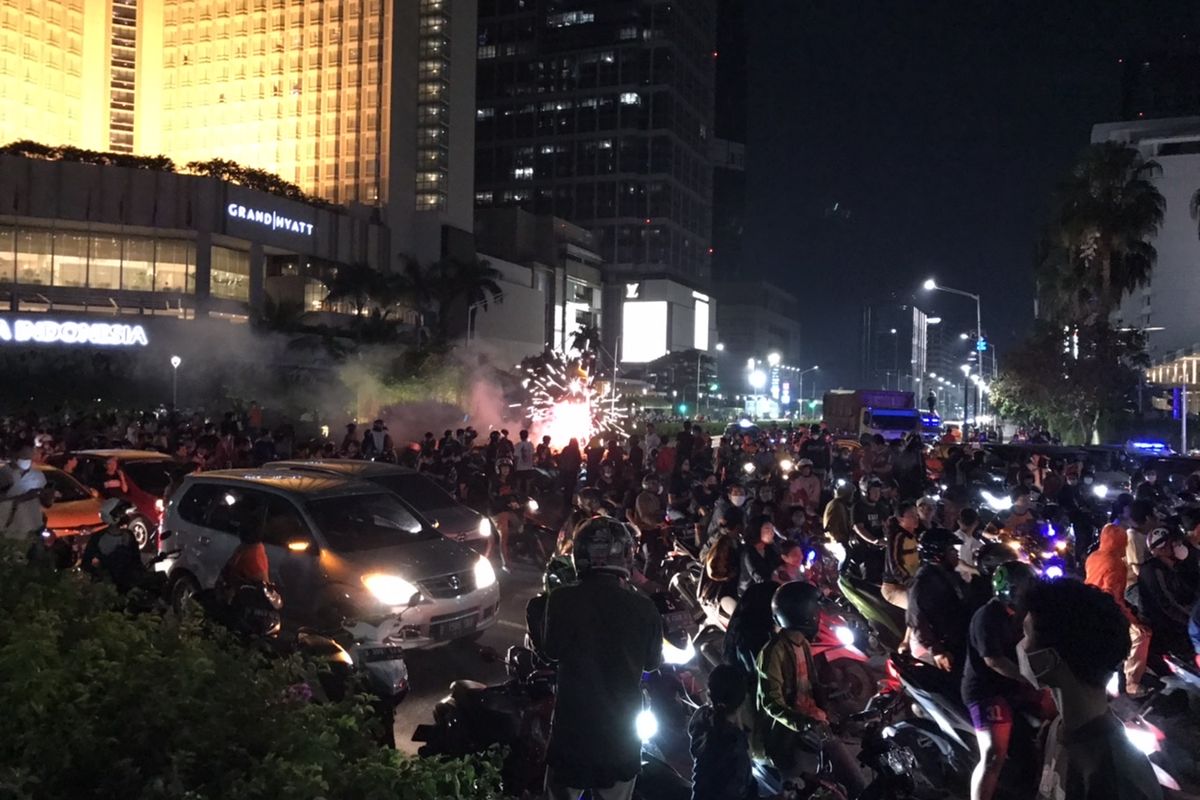 Arus lalu lintas di sekitar Bundaran Hotel Indonesia, Jakarta Pusat macet total pada Minggu (25/4/2021) malam.