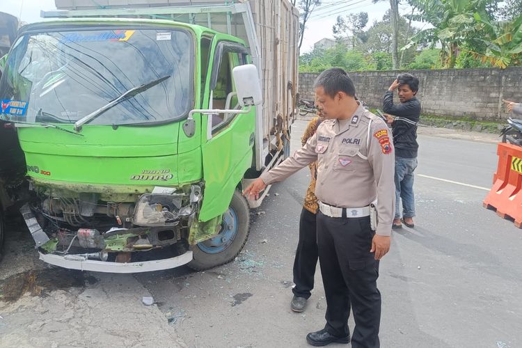 Anggota Satlantas Polres Salatiga memeriksa kondisi kendaraan yang terlibat kecelakaan beruntun
