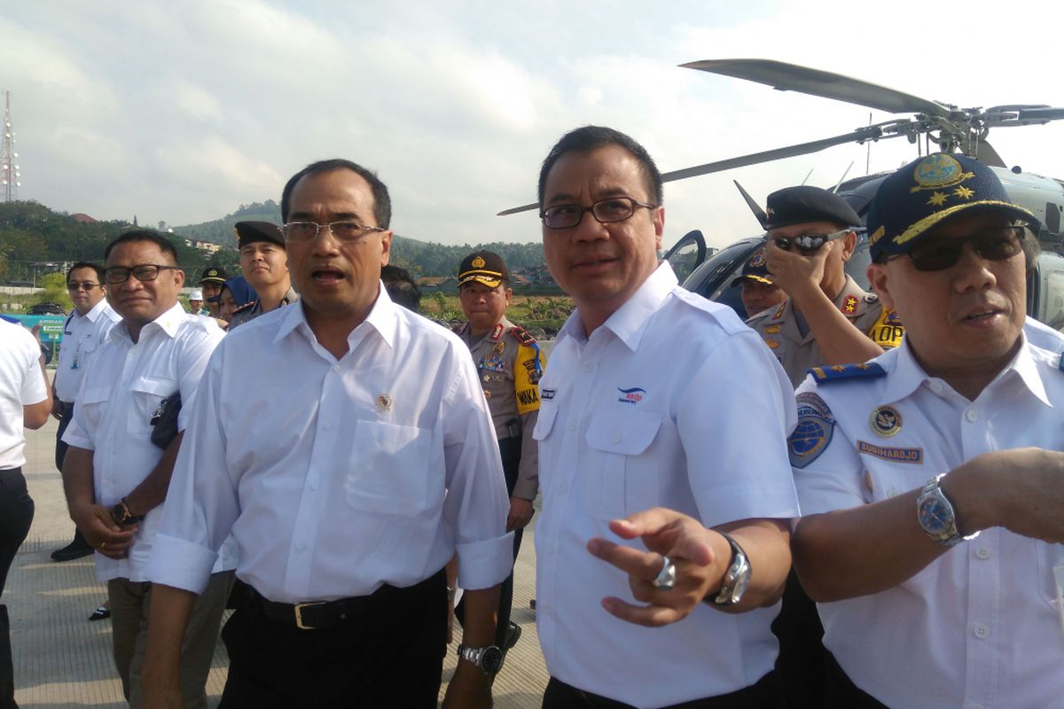 Menteri Perhubungan Budi Karya Sumadi saat memantau Dermaga 7 Pelabuhan Bakauheni, Lampung, Sabtu (2/7/2017). 