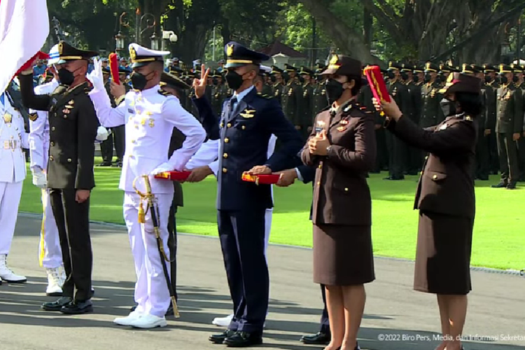 Perwakilan perwira TNI dan Polri membacakan sumpah saat dilantik sebagai perwira oleh Presiden Joko Widodo di halaman Istana Merdeka, Jakarta, Kamis (14/7/2022).